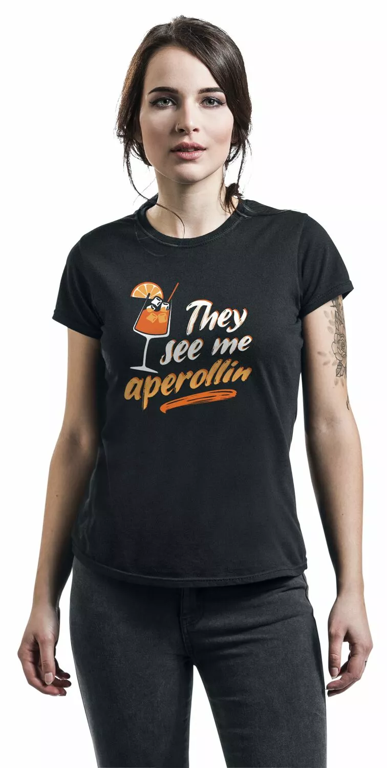 Brandfun Alcohol & Party "They See Me Aperollin" T-shirt Zwart Van Alcohol & Party - Afbeelding 3